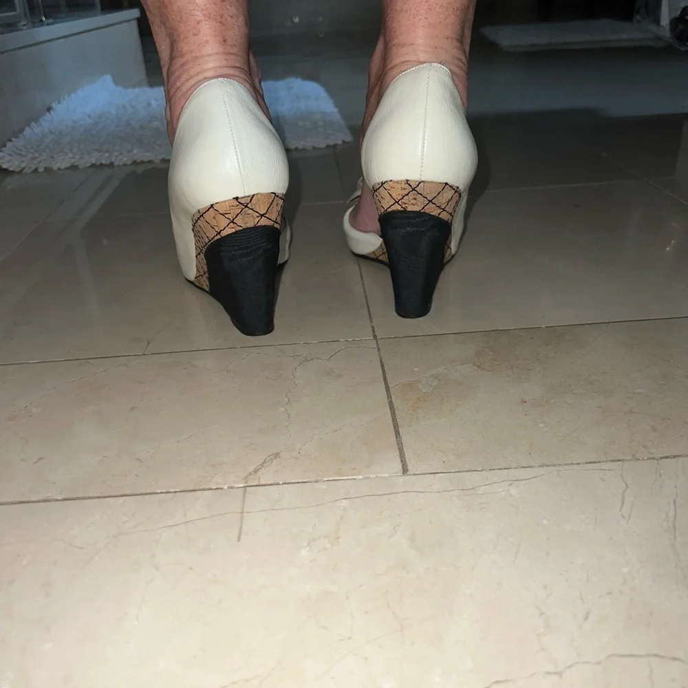 Chanel ivory leather Camellia d’orsay wedge with black accents - Picture 10 of 12